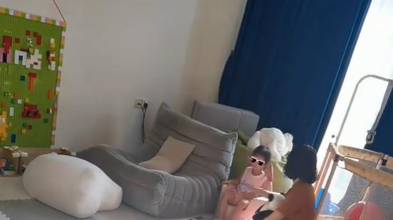 苗苗物质追求多低？租住的别墅内布置简单，女儿游戏区玩具少