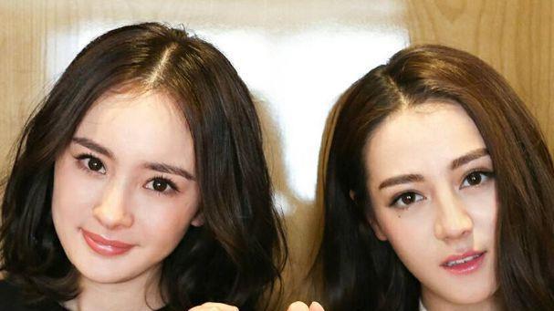 杨幂三里屯被偶遇，穿黑色短裙长腿超吸睛，10岁小糯米疑患抑郁症