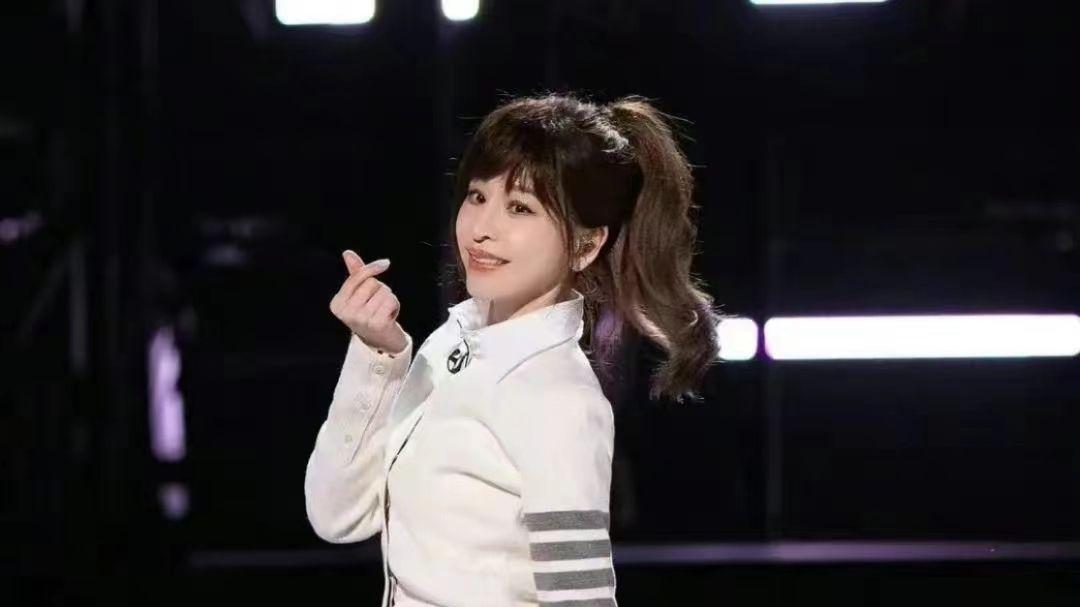 穿衣搭配 王心凌脸怎么也肿了！瘦到80斤还有S曲线，肌肉腿暴露真实状态