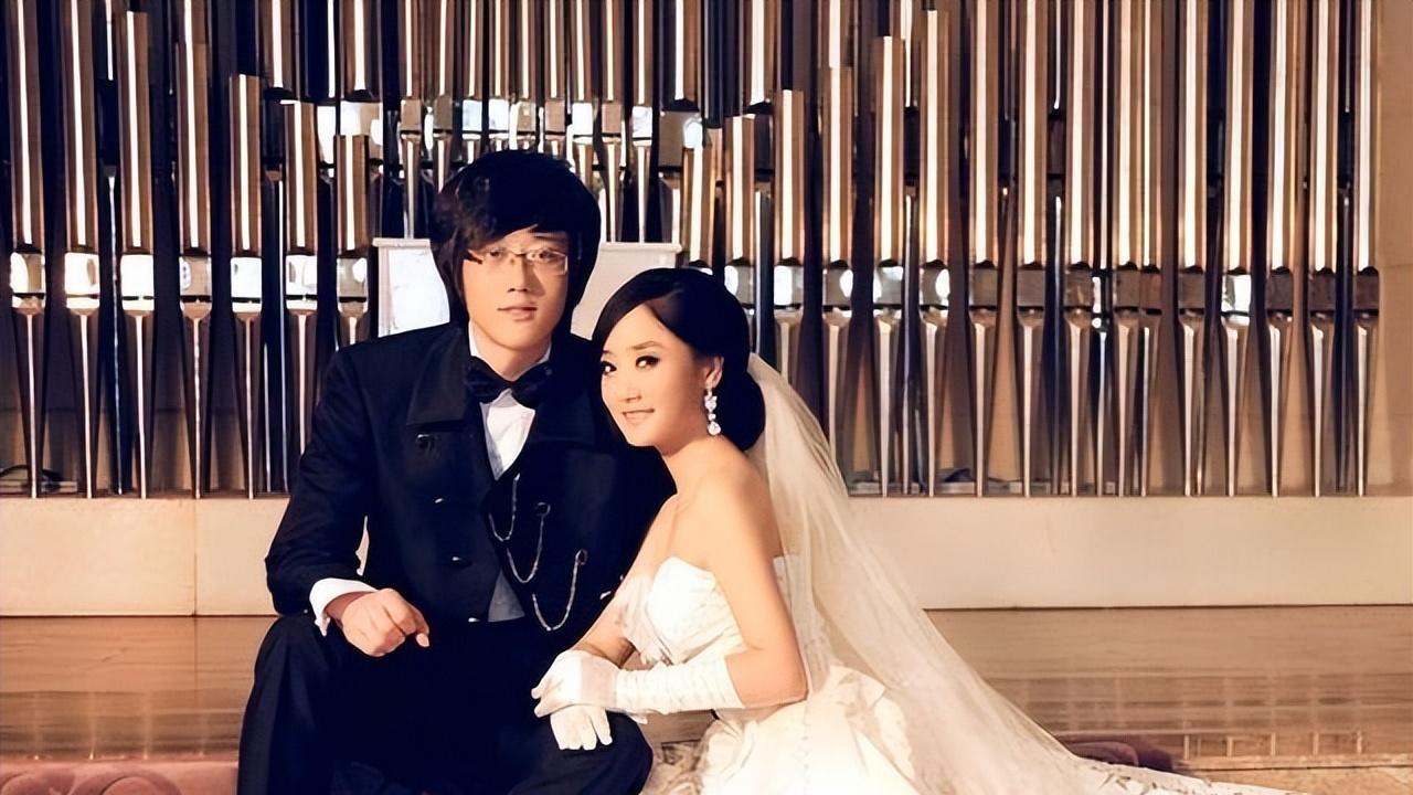 曾毅妻子罕见曝光，网友惊呼：这就是“凤凰传奇”不解散的真相