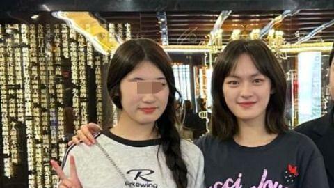 文淇与素人合影瞪眼式微笑撞脸易烊千玺，素人夸她特别温柔