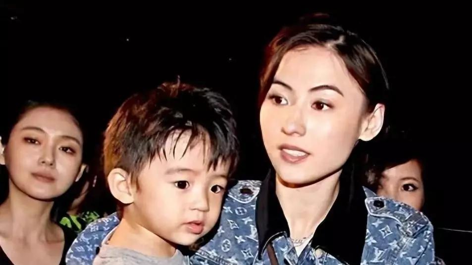 王菲约会小鲜肉被拍，已与谢霆锋分手！谢霆锋：张柏芝比她好