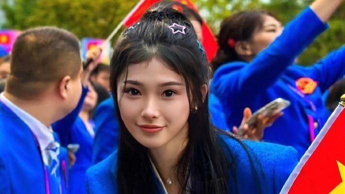 吴艳妮生图曝光，身材魁梧壮实，动作粗鲁，戴钻石项链相当奢华