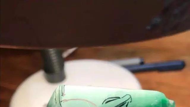 雕刻|绵重裂多的原石经大师神来之手，盘出来的货让人垂涎欲滴！