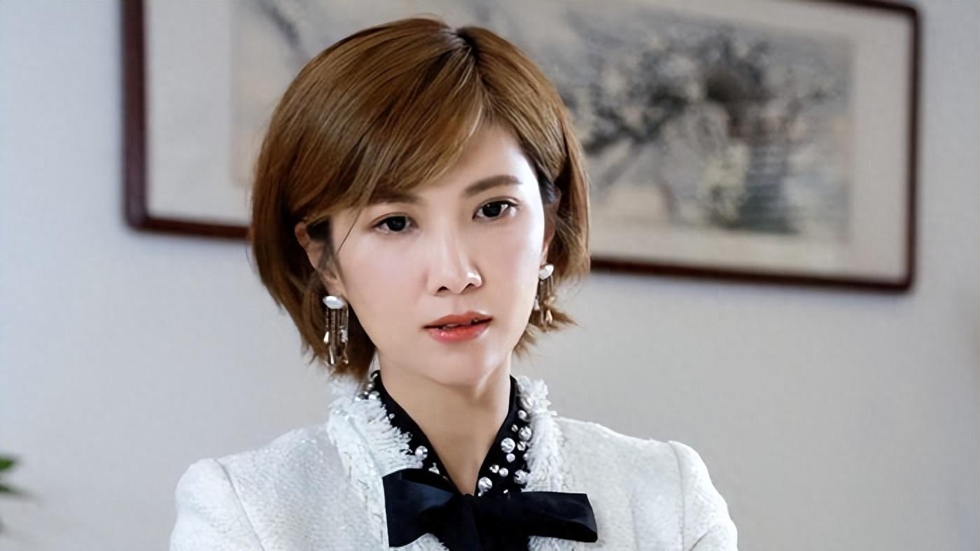 “插刀门事件”11年后，印小天杳无音讯，她却转身嫁给导演当阔太