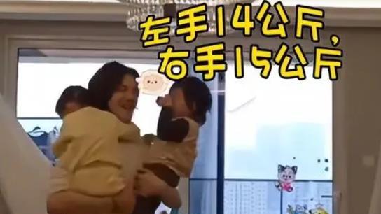 向佐带娃在客厅玩耍，调侃带娃更有性价比，豪宅客厅凌乱很真实