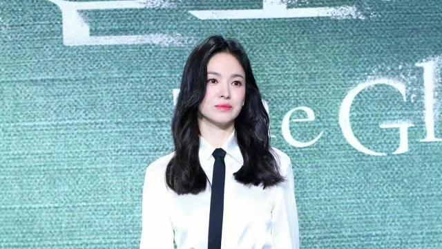 宋慧乔 宋慧乔到底有多美？白衬衫+半扎马尾，说她30岁我都信