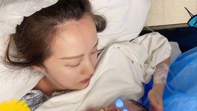 李念|李念官宣三胎产子！产后照白皙漂亮，儿子头发浓密被哥哥姐姐围绕