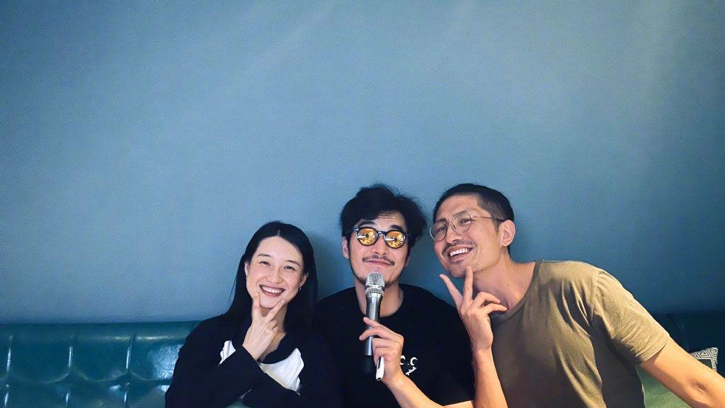 金世佳夫妇罕露面，妻子赵东冉气质温婉，两人相互依偎超甜蜜