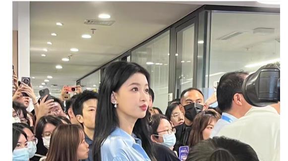 170cm孙怡沃尔玛扫楼，衣服皱巴巴本人又高又瘦，双腿暴露年龄