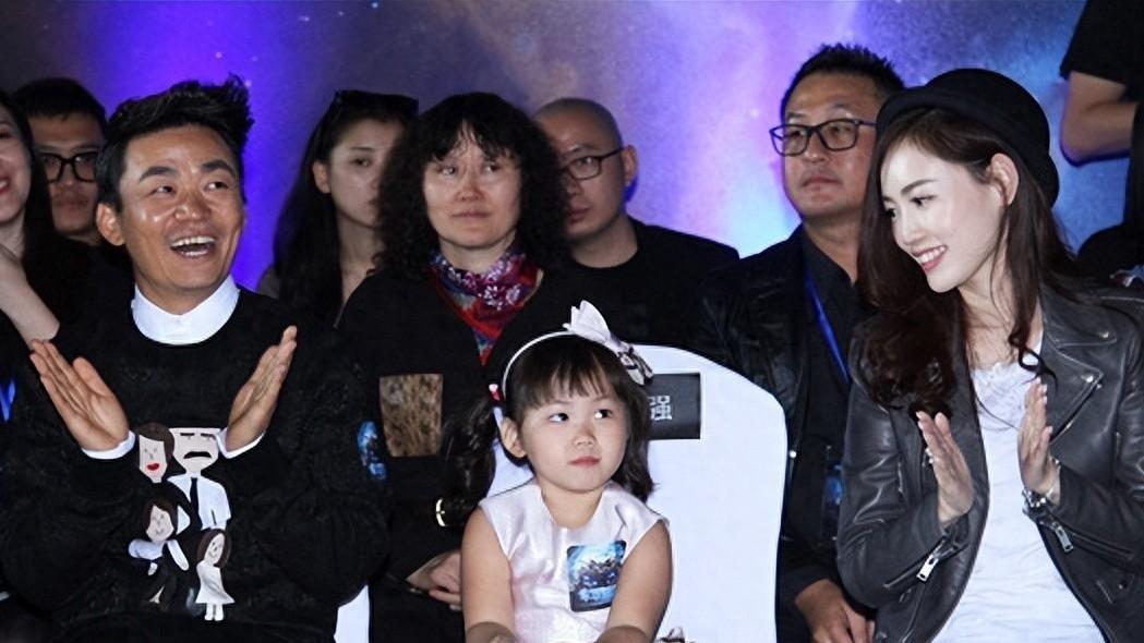 马蓉与王宝强离婚后首次同框！37岁染金发像大学生，差距一目了然