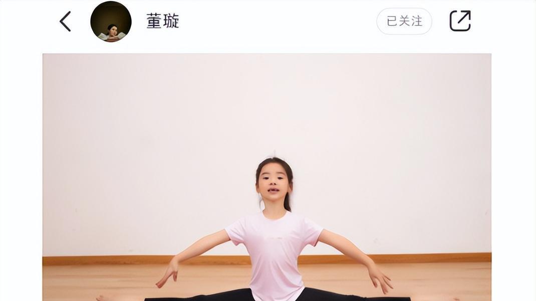 董璇|董璇与女儿练亲子瑜伽，6岁小酒窝秀一字马，长相复制爸爸高云翔