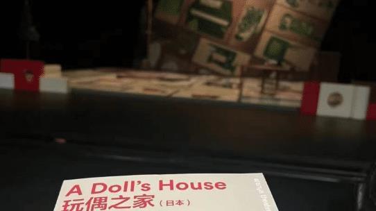 李静晒与戴军合照，瘦好多看着只有一百斤，戴军直打瞌睡状态不佳