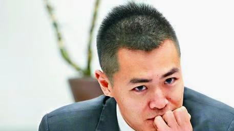 刘鸣炜|开记者会维护甘比，不惜得罪所有前任，刘銮雄儿子刘鸣炜心态复杂