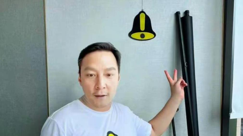 48岁吴彦祖近照曝光，十年无性婚姻带给了他啥？