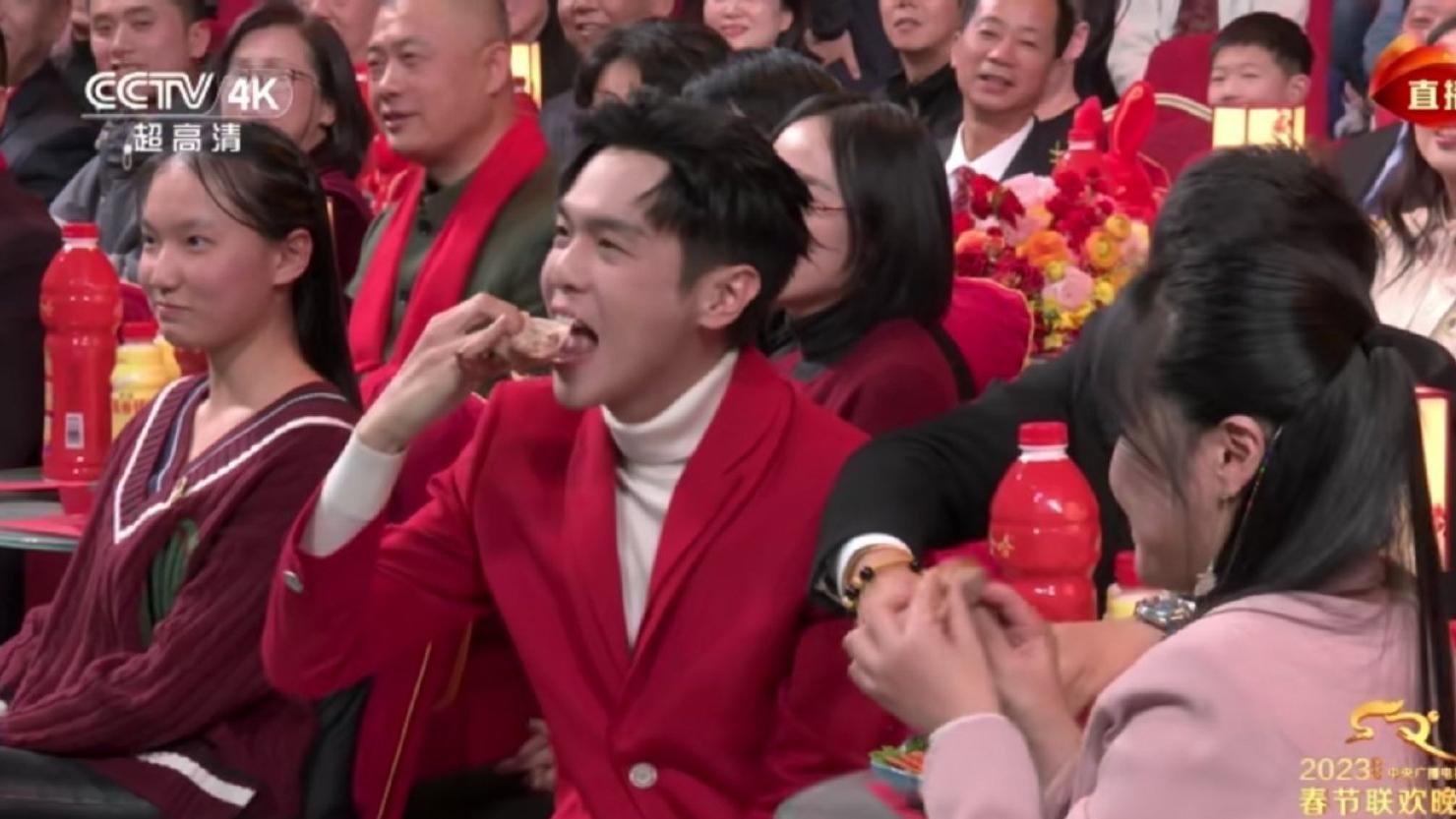 张一山|春晚舞台，张若昀大张伟合唱《开饭！开Fun》，网友：张若昀好帅