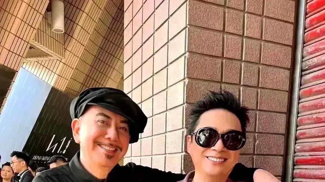 黄秋生|刘青云吴镇宇跟黄秋生同框，一个满脸抗拒敷衍一个笑得开心像兄弟