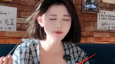 网红聂小雨穿低胸吊带，底裤外穿、拍照动作被指擦边，网友：封杀