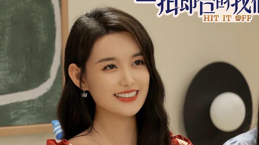 阿娇被公开索吻，网友暴怒：好恶心一男的！