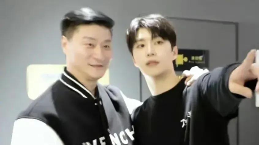 范丞丞|范丞丞爸爸，看上去也太年轻了吧？