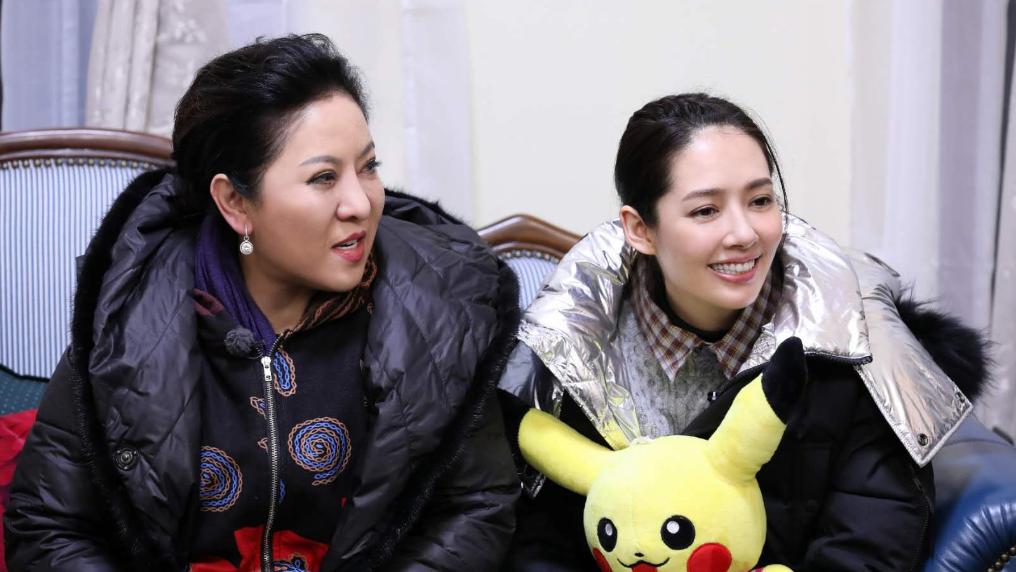 网友偶遇向佐夫妇带娃玩水，39岁郭碧婷发福不少，依旧比路人优越