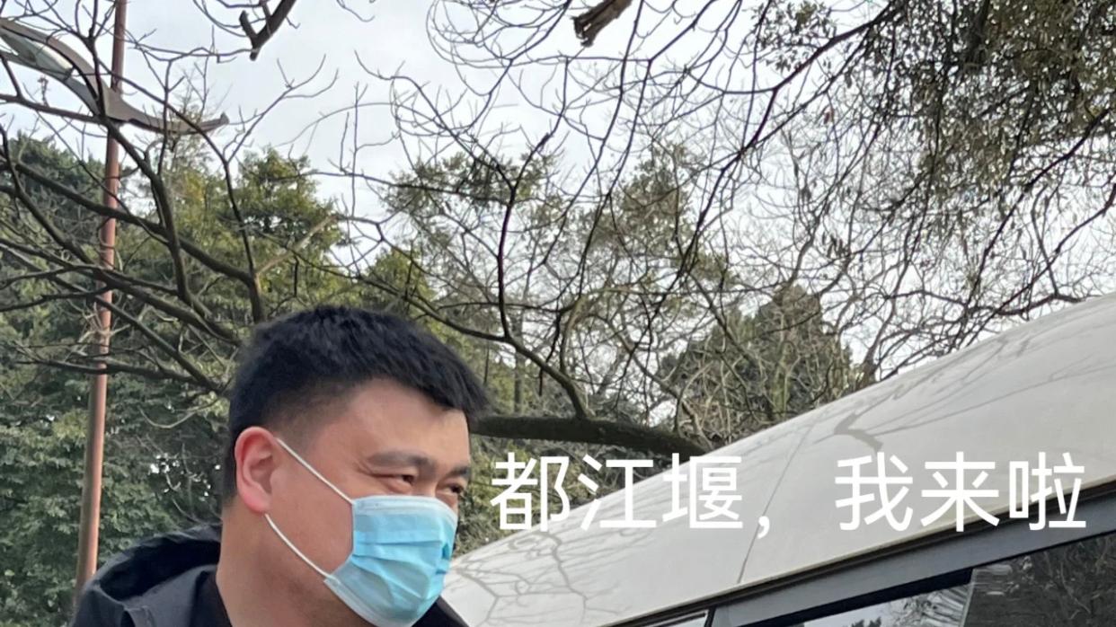 姚明|姚明过年携家人出游，发福严重肚腩抢镜，怒视路人翻白眼拒绝拍摄