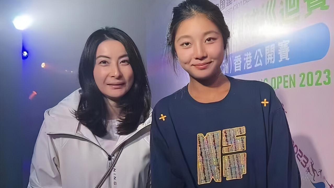 霍启刚仨兄弟同框，与网球手贴身合影，郭晶晶穿2000块外套显憔悴