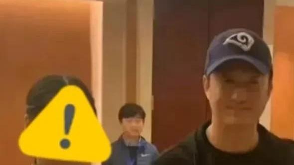 吴京|吴京回谢楠老家过年！红光满面比同龄人还显年轻，瘦太狠眼袋突出