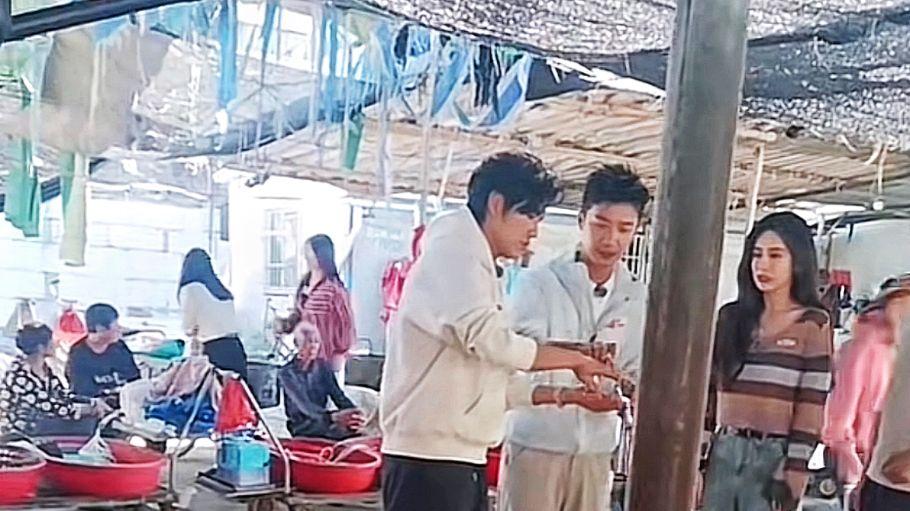 48岁钟汉良在台州录制节目，发型蓬松身材过于消瘦，“男神已老”