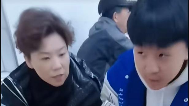 |邓亚萍近况曝光，一家三口路边摊喝牛肉汤，儿子身高有180！