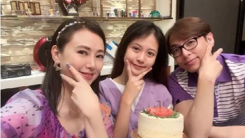 穿衣搭配 翁虹15岁女儿“整容式”长大！脸型和妈如复制粘贴，五官精致比翁虹年轻时更美