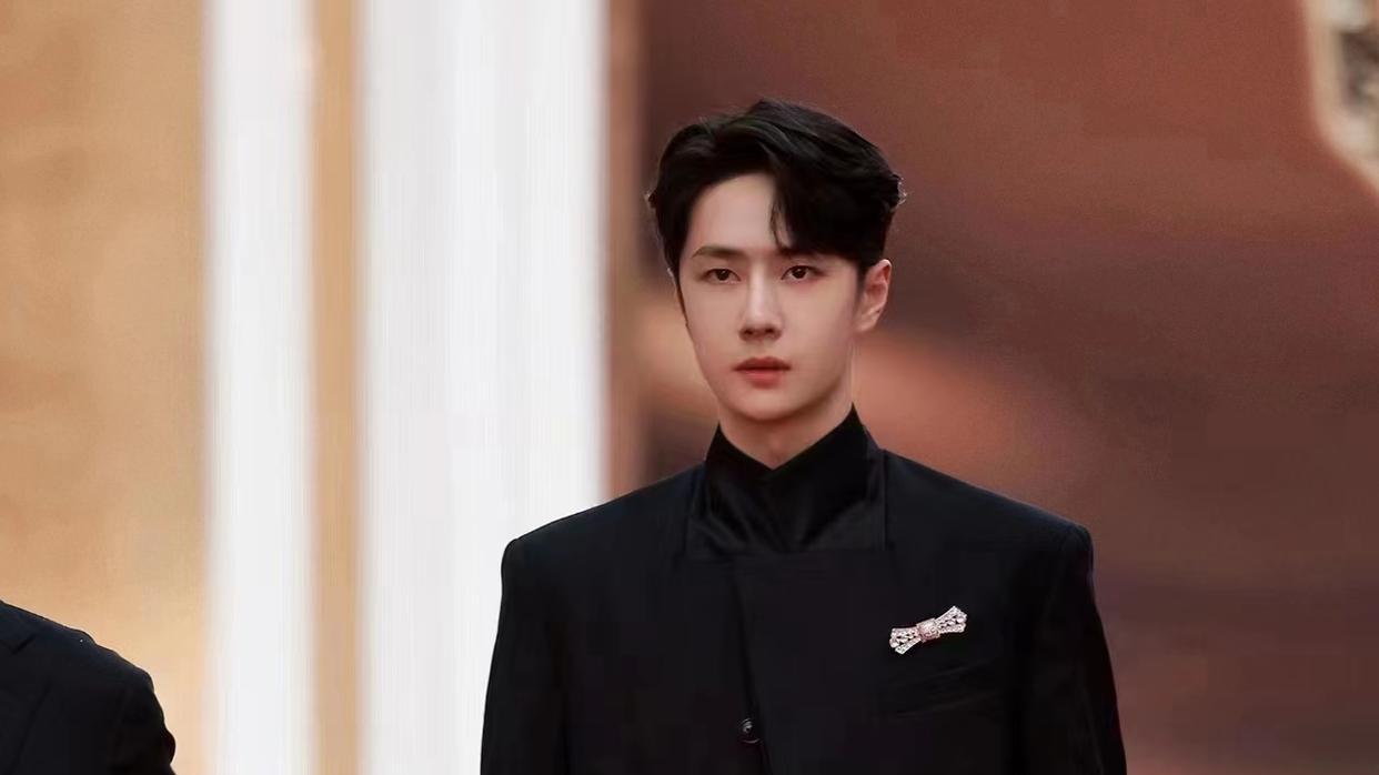 王一博|王一博成杜华人脉，与尔冬升华表奖后台热聊，裤子热度露平台用心