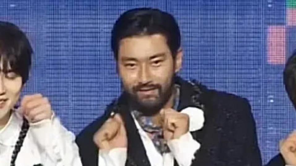 36岁崔始源络腮胡造型亮相，发福50斤认不出，被误认为费翔！