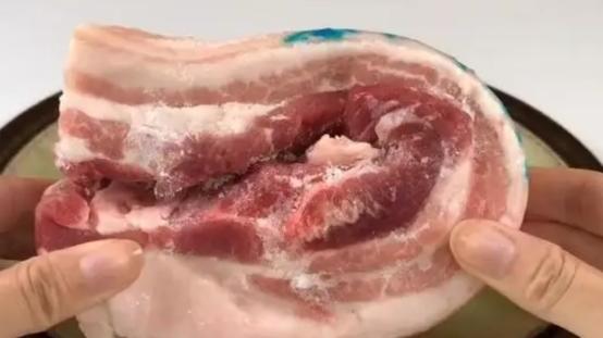 猪肉|为什么聪明人，从不用水泡来解冻猪肉？教你一个招解冻快还新鲜！