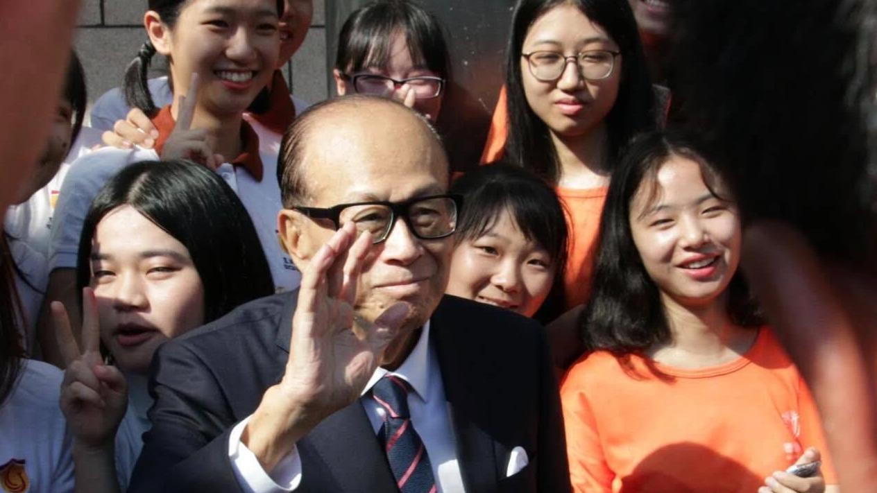 96岁李嘉诚坐拥数千亿，如今却坐轮椅四处拜佛，不吃鲍鱼吃青菜