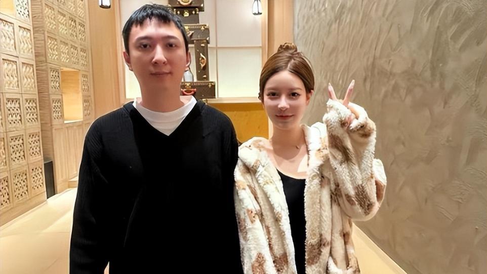 王思聪搂新女友逛街，三围傲人身材超好，网友直呼：快去请孙一宁