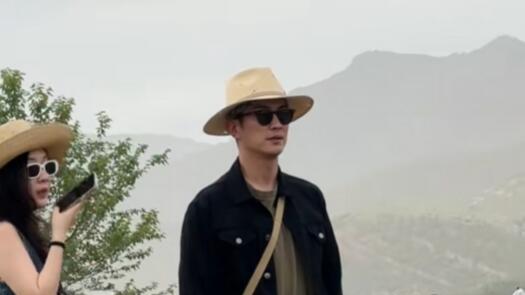 霍思燕|42岁霍思燕彻底放飞自我，穿拖鞋、大腿粗壮，走路姿势遭群嘲！