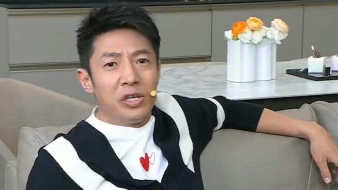 撒贝宁|撒贝宁回老家被偶遇，和爸爸合影笑容僵硬，独身一人未见老婆孩子