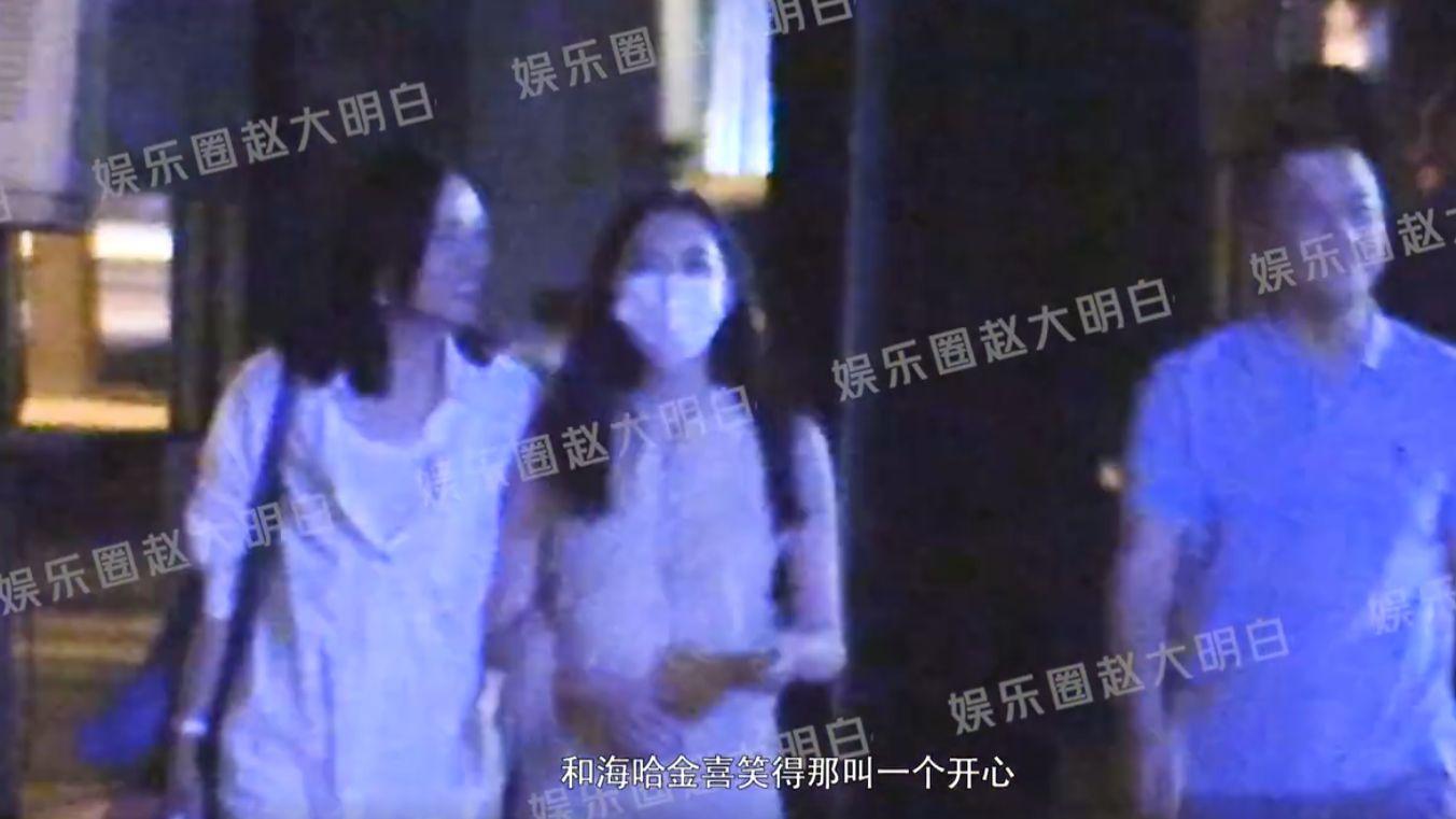 李亚鹏夫妇带李嫣聚餐，17岁李嫣超像王菲，和继母挽手大笑似姐妹