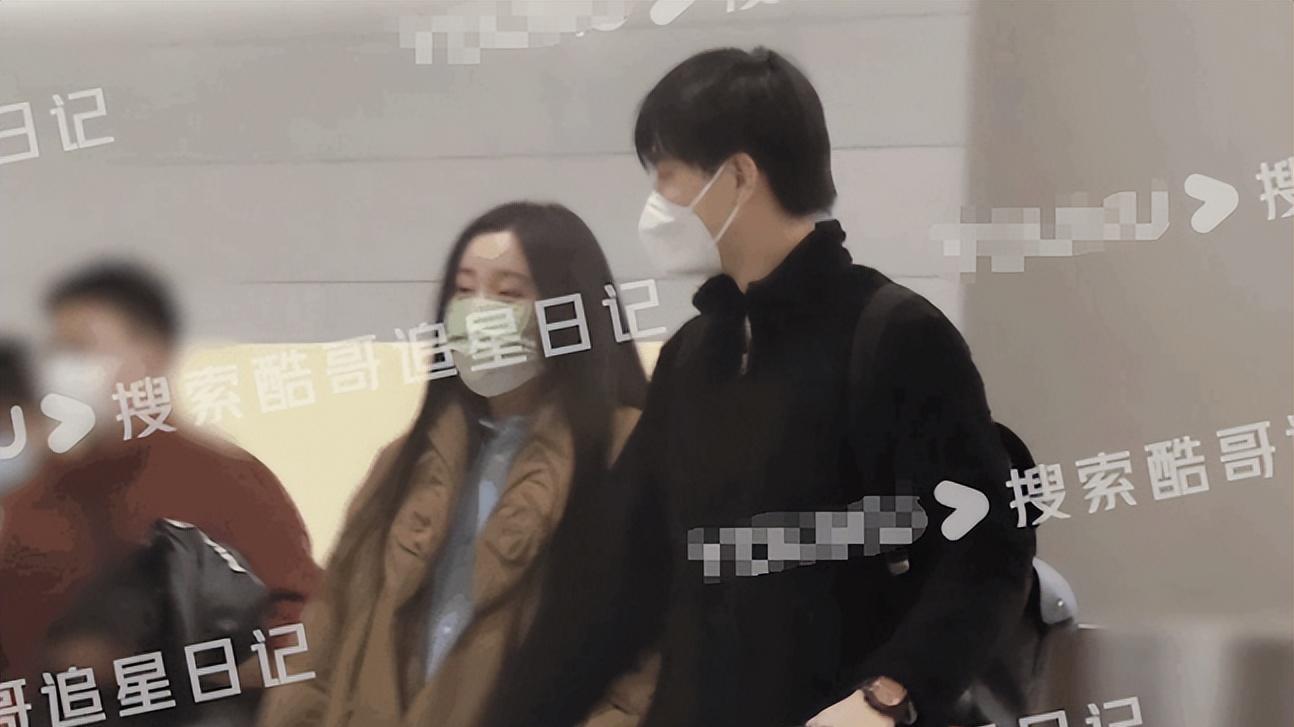 李川|李川携锤娜丽莎合体现身机场，十指紧扣甜蜜相拥，同回寓所疑同居