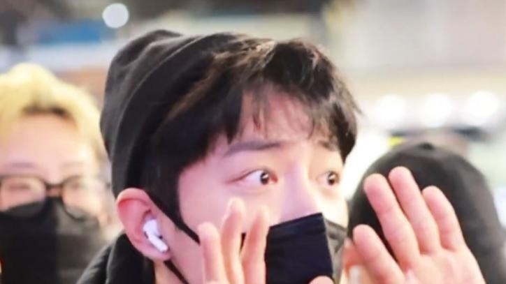 肖战|肖战半夜机场被围堵，真粉丝和假粉丝的表现截然不同，区别很明显