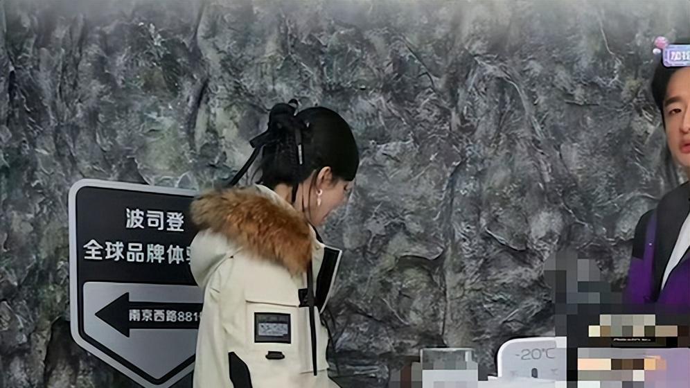 杨紫零下20度光腿直播，两条腿被冻成血色，反遭全网嘲讽攻击！