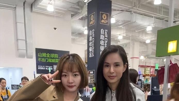 美甲 李若彤逛山姆被偶遇！56岁看着像30岁，黑长直配长筒袜有少女感