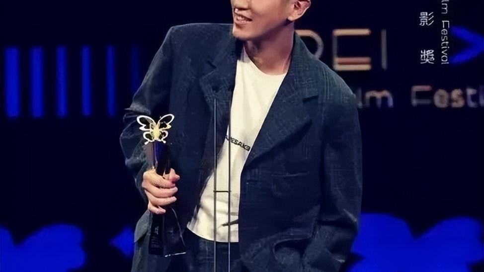 吸毒艺人复出，还拿了影帝，缉毒警察家人痛哭：我丈夫回不来了