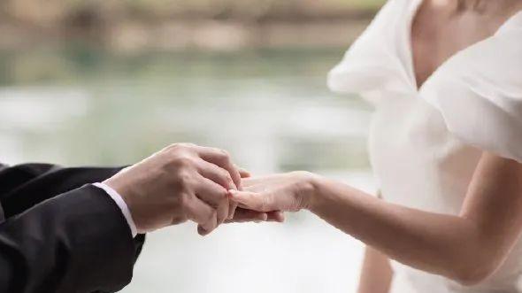 知名女演员宣布结婚！