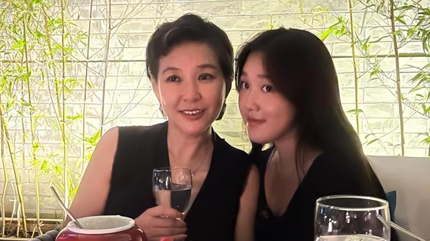 李静|时隔8个月李静终于露面，自曝身体出状况，身形暴瘦快认不出