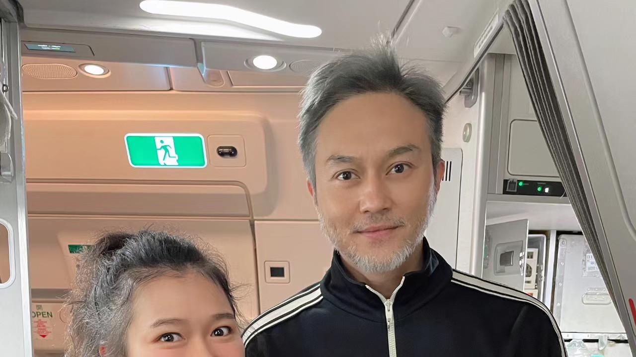 张智霖夫妇携儿子外出！父子身高已相同，须发灰白被指鹤发童颜