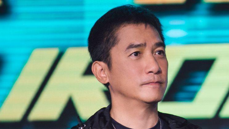 61岁梁朝伟被偶遇！鬓间都是白发，裤子引争议，身高被嘲老了缩水