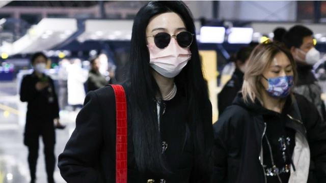 范冰冰|范冰冰现身机场，带着作品前往柏林电影节，穿开叉裙膝盖伤疤明显