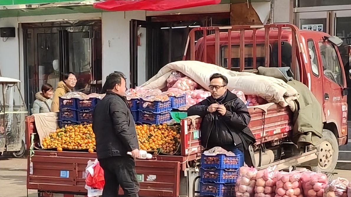 汪涵|偶遇汪涵在郑州街头卖水果，生意惨淡无人问津